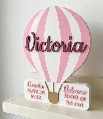 Globo aerostático personalizado con el nombre Victoria y los datos de nacimiento