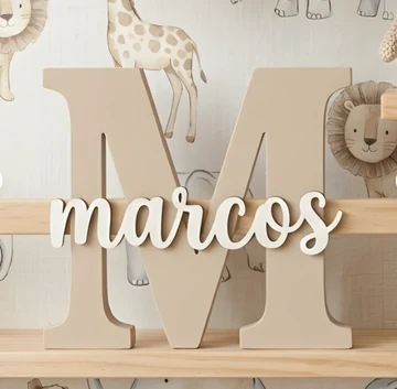 Letra M decorativa con el nombre Marcos en relieve