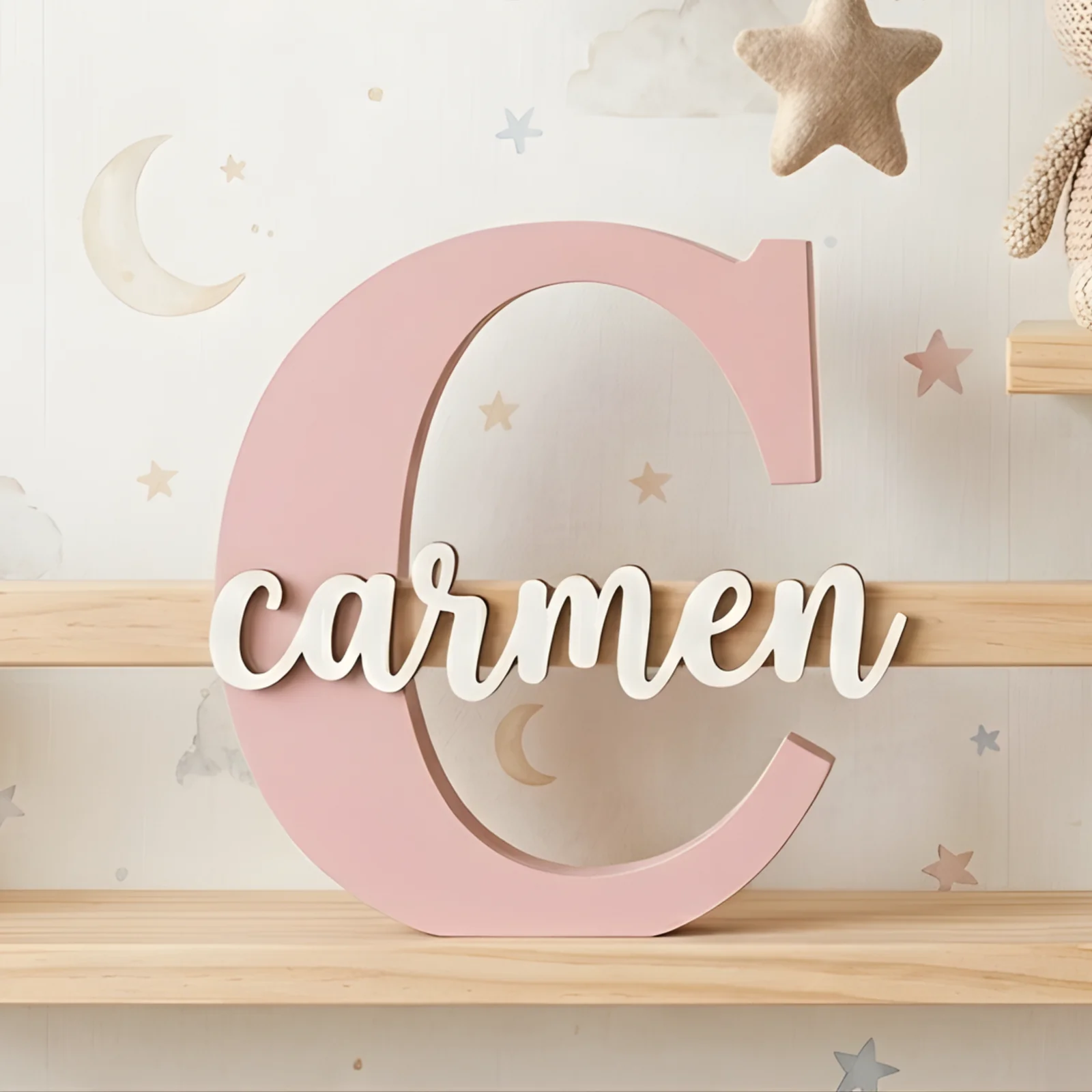 Inicial con nombre en relieve