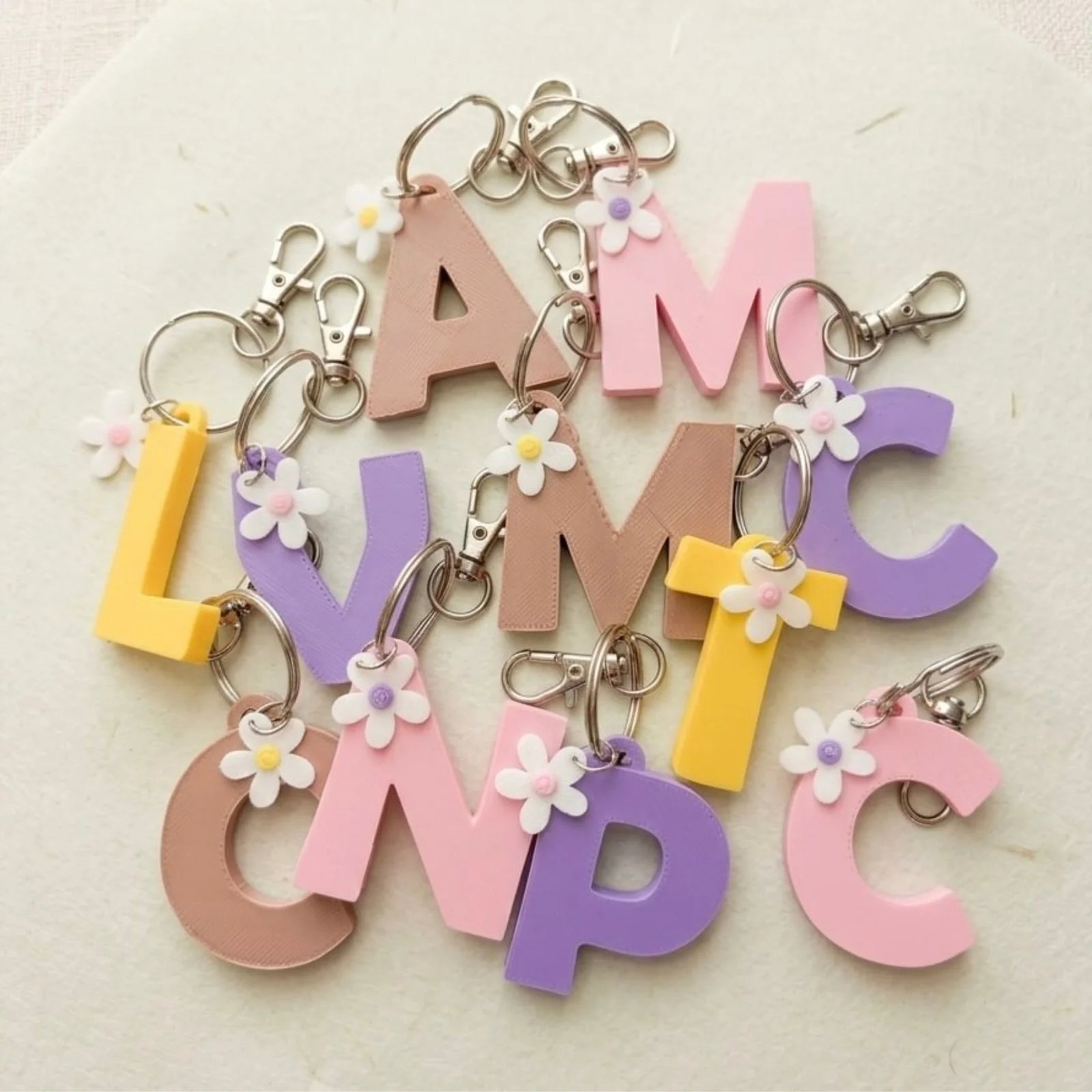 Llavero de Inicial con charm de margarita